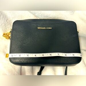 MICHAEL KORS TRAVEL MEDIUM CROSS BODY  USED WITH LOTS OF LIFE LEFT